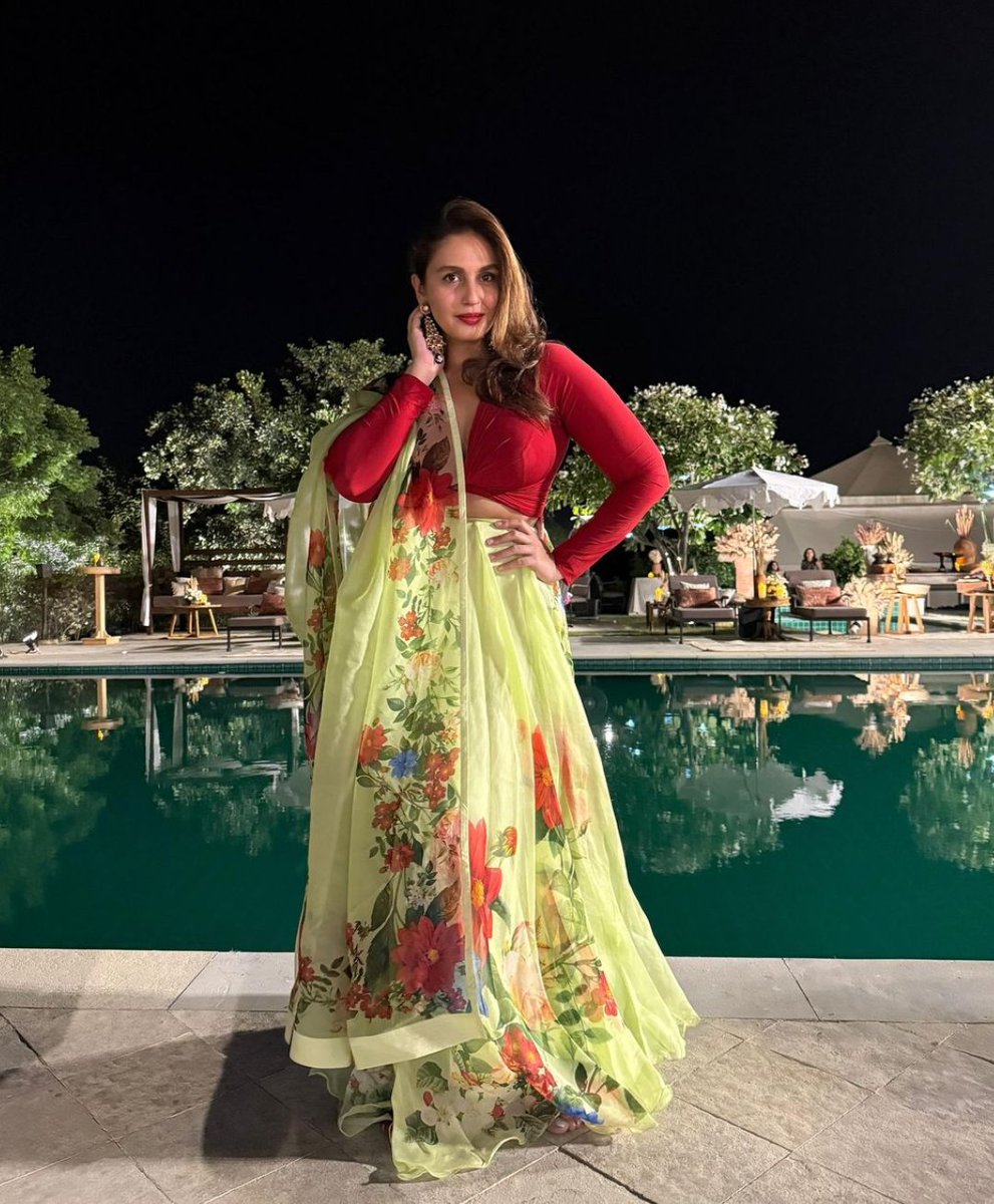 filmfare's tweet image. #HumaQureshi pays tribute to the late fashion designer #RohitBal. 🙏

#Celebs