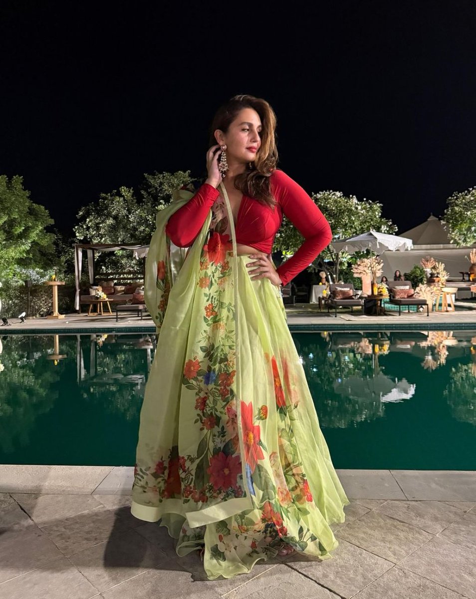 filmfare's tweet image. #HumaQureshi pays tribute to the late fashion designer #RohitBal. 🙏

#Celebs