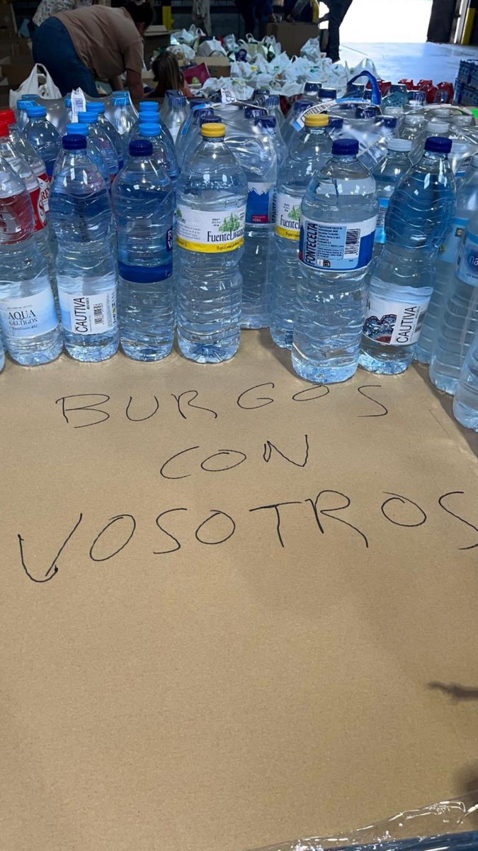 Aytoburgos's tweet photo. 🤎 Gracias, gracias y gracias burgaleses! 

Estamos desbordados en los centros cívicos pero no nos importa porque toda esta ayuda es esencial para Valencia. 

Continuaremos con la campaña al menos a lo largo de toda la semana que viene. https://t.co/cay2tGGOpd