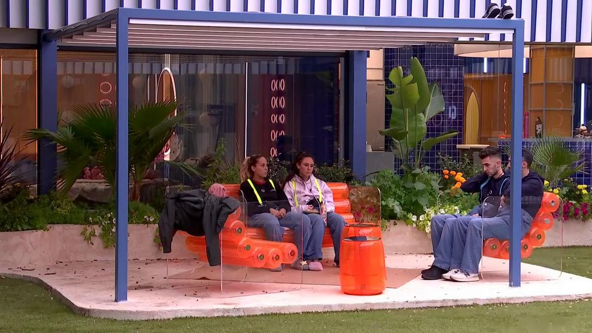 ghoficial's tweet photo. ¿De qué TEAM os gustaría formar parte? 
🔁 Vampiros
❤️ Humanos

#GH3N 

🔴 Mitele PLUS: https://t.co/3z3FRxMZuX
🔴 Mitele: https://t.co/ZDzJ2ogLff https://t.co/mUKjurMSgJ