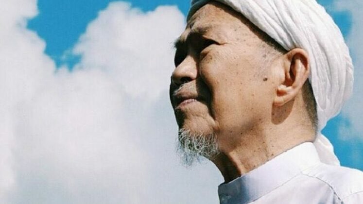 Kisah mimpi bertemu Nabi SAW

Almarhum Tuan Guru Nik Abdul Aziz Rahimahullah pernah membuat ulasan mengenai orang yang mendakwa bermimpi jumpa Nabi SAW. Katanya, 

“Serupa dengan kita jalan-jalan tiba-tiba jumpa duit sejuta. Bila jumpa duit sejuta ni kite nak heboh ke orang lain