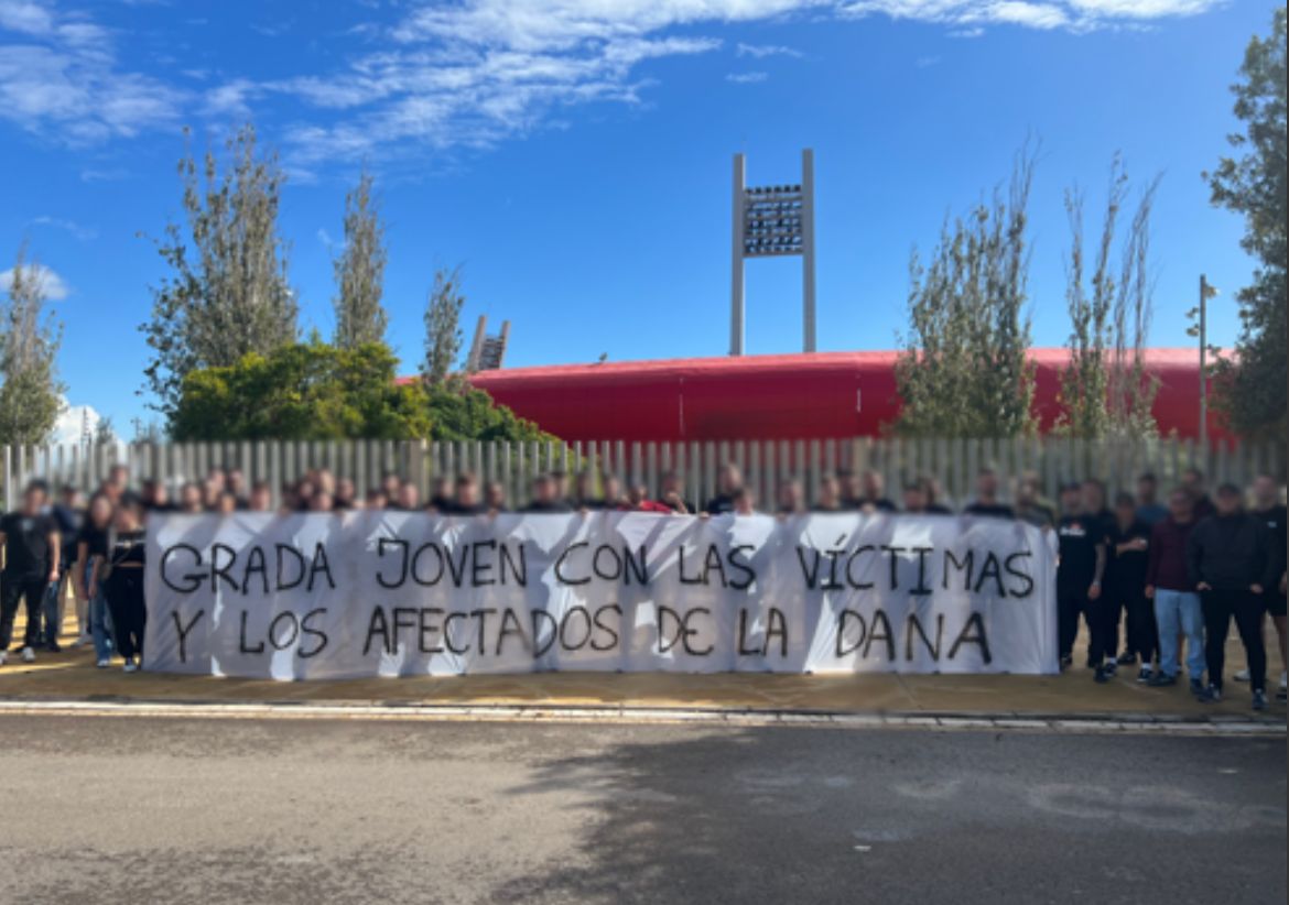 UD Almería - Córdoba. Desplegamos la pancarta en homenaje a los fallecidos y afectados por la DANA. Debido a la cancelación del encuentro, se pospone la recogida de alimentos. Daremos más información en las próximas horas.