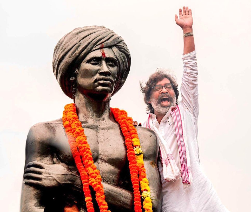 HansrajMeena's tweet photo. झारखंड की राजनीति में भाजपा के झूठे दावे बनाम सच्चाई:

●भाजपा: हेमंत सरकार झारखंड में बांग्लादेशियों को शरण दे रही है।
●सच्चाई: भाजपा खुद बांग्लादेश की पूर्व पीएम को शरण देती है।

●भाजपा: हेमंत सरकार पर बांग्लादेशी घुसपैठ का आरोप लगाती है।
● सच्चाई: सीमा पर घुसपैठ रोकने की जिम्मेदारी केंद्र सरकार की है।

●भाजपा: झारखंड की जमीन घुसपैठियों द्वारा कब्जा की जा रही है।
●सच्चाई: आदिवासियों की जमीन को लूटकर, झारखंड के गोड्डा में अदानी के पावर प्लांट से बिजली बांग्लादेश भेजी जाती है।

●भाजपा: आदिवासी लड़कियों और महिलाओं से घुसपैठिए शादी करके जमीन पर कब्जा कर रहे हैं।
●सच्चाई: गृह मंत्रालय ने जांच के बाद पाया कि ऐसा कोई मामला नहीं है।

●भाजपा: झारखंड में आदिवासियों की जनसंख्या घट रही है।
●सच्चाई: पिछले 13 वर्षों से केंद्र सरकार ने जनगणना नहीं कराई है।

●भाजपा: झारखंड में आदिवासियों का धर्मांतरण किया जा रहा है।
●सच्चाई: आदिवासियों का सरना धर्म कोड लागू करने की मांग के बावजूद केंद्र सरकार ने इसे नहीं माना।

☑️ इस संदेश को झारखंड के 100 लोगों को फॉरवर्ड करें। आइए जागरूक नागरिक की ताक़त दिखाए। अपने जल, जंगल, जमीन को अदानी के हाथों बर्बाद होने से बचाएं। यह संदेश राज्य के 2 करोड़ 60 लाख मतदाताओं तक पहुंचाएं।

जय झारखंड, जय संविधान, जय भारत! 🇮🇳