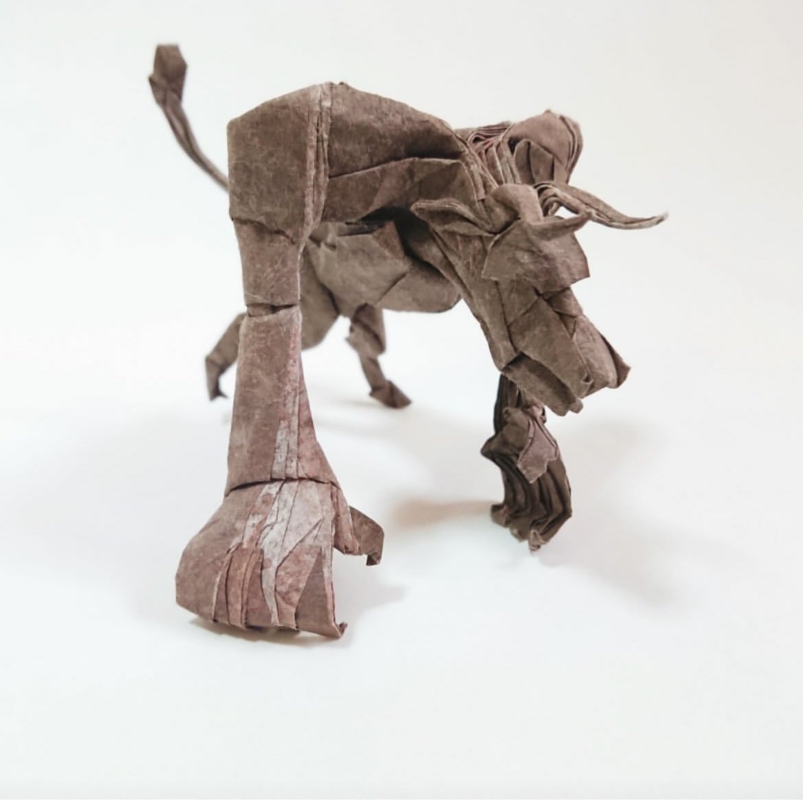 【ミノタウロス/minotaur】
創作:神谷哲史さん
障子紙/不切正方形一枚折り
神谷哲史作品集2より

2019年2月に製作しました。絵の具で色染めした障子紙を用いました。頑丈な肩が特にカッコよくて好きです。

#折り紙　#神谷作品