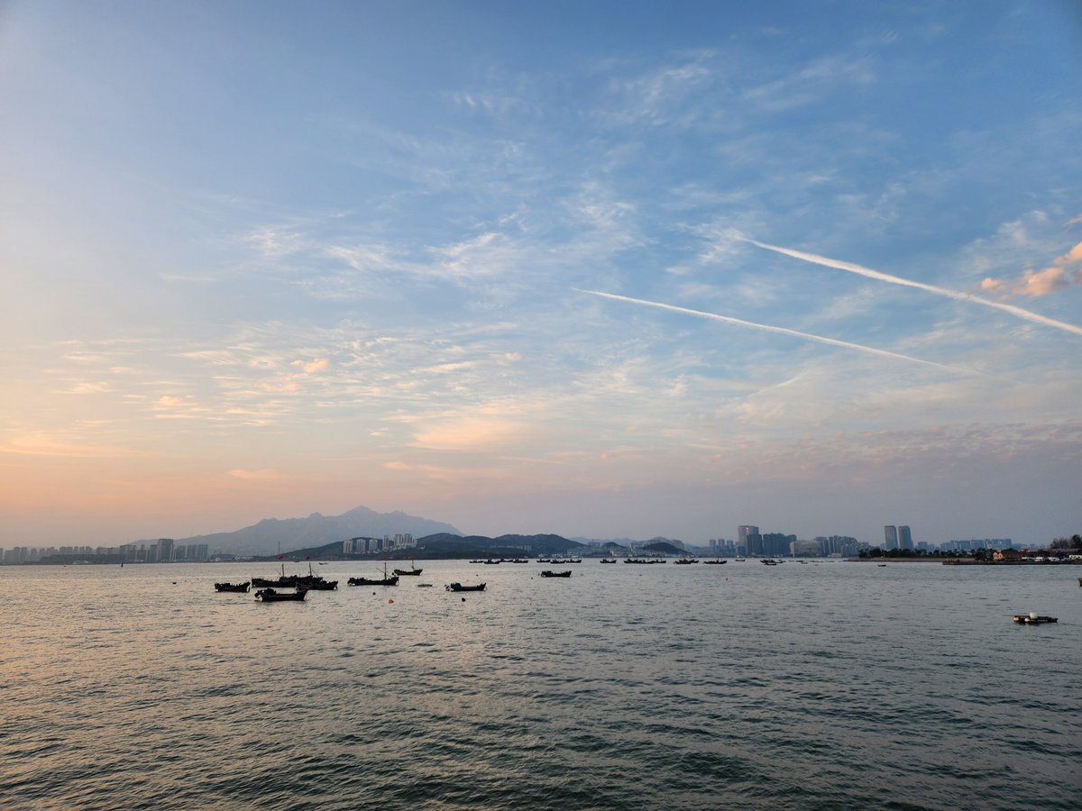 这起起伏伏的人生如同漂泊的船，风口浪尖，不进则退。没有一成不变的生活，也没有不散的宴席，我们都在海里，带着一颗望穿秋水的心，期盼着风平浪静的日子，向往那未知的远方，或许有宁静的港湾，或许仍是惊涛骇浪，这一路，正是我们的坚韧和渴望，赋予了生命最深的意义。