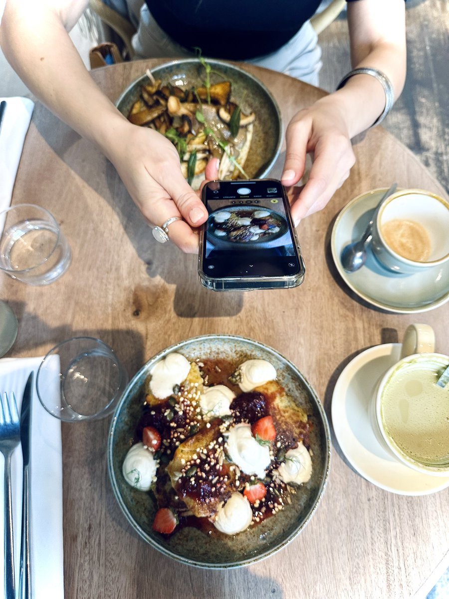 It is the weekend so obvs I will be out having some amazing vegan food. Tried Botanique in Hove - absolutely beautifully curated plant-based brunch. 10/10 recommend.