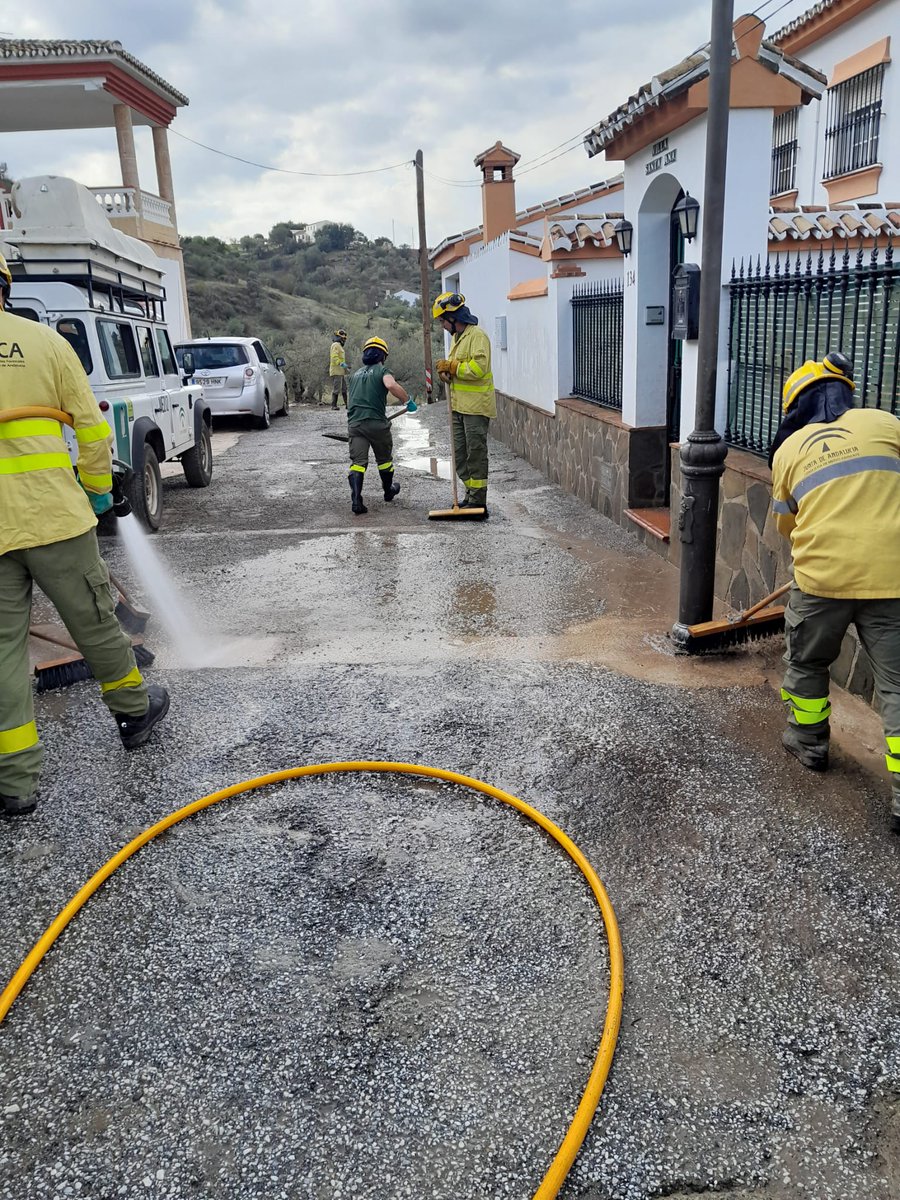 Plan_INFOCA's tweet photo. 🚨 INUNDACIONES | En estos momentos trabajamos en #Álora, provincia de Málaga, restableciendo la normalidad en distintos puntos del municipio afectados por la DANA. 

MEDIOS: 
👩‍🚒 4 grupos de bomberos forestales 
🚒 2 autobombas 

📢 ATIENDE LAS INDICACIONES DE @E112Andalucia https://t.co/lgANUNn44S