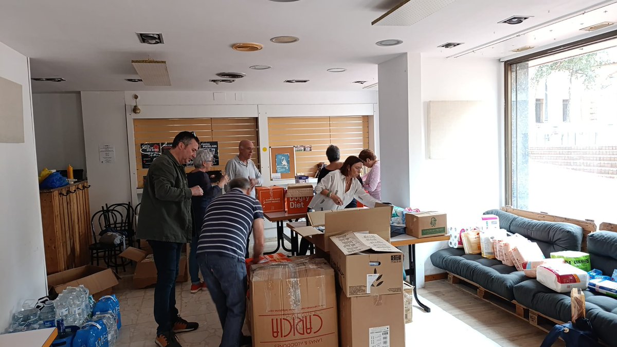 CasalSPM's tweet photo. Les nostres sòcies porten tot el matí treballant per enviar material al País Valencià. https://t.co/ukknQahVu1