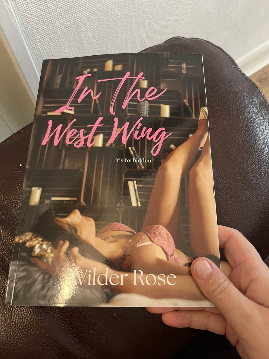 JamJarPublish's tweet photo. Share what you are reading right now , I’m reading In “The West Wing” by Wilder Rose @roslyn_wilder1 , a good friend and amazing poet.
Add your current read to the comment section, tag #ShareMyRead 📚
#writerslift
#writerscommunity
#readingforpleasure #books #art
#WIP https://t.co/rAvLuRzBDC