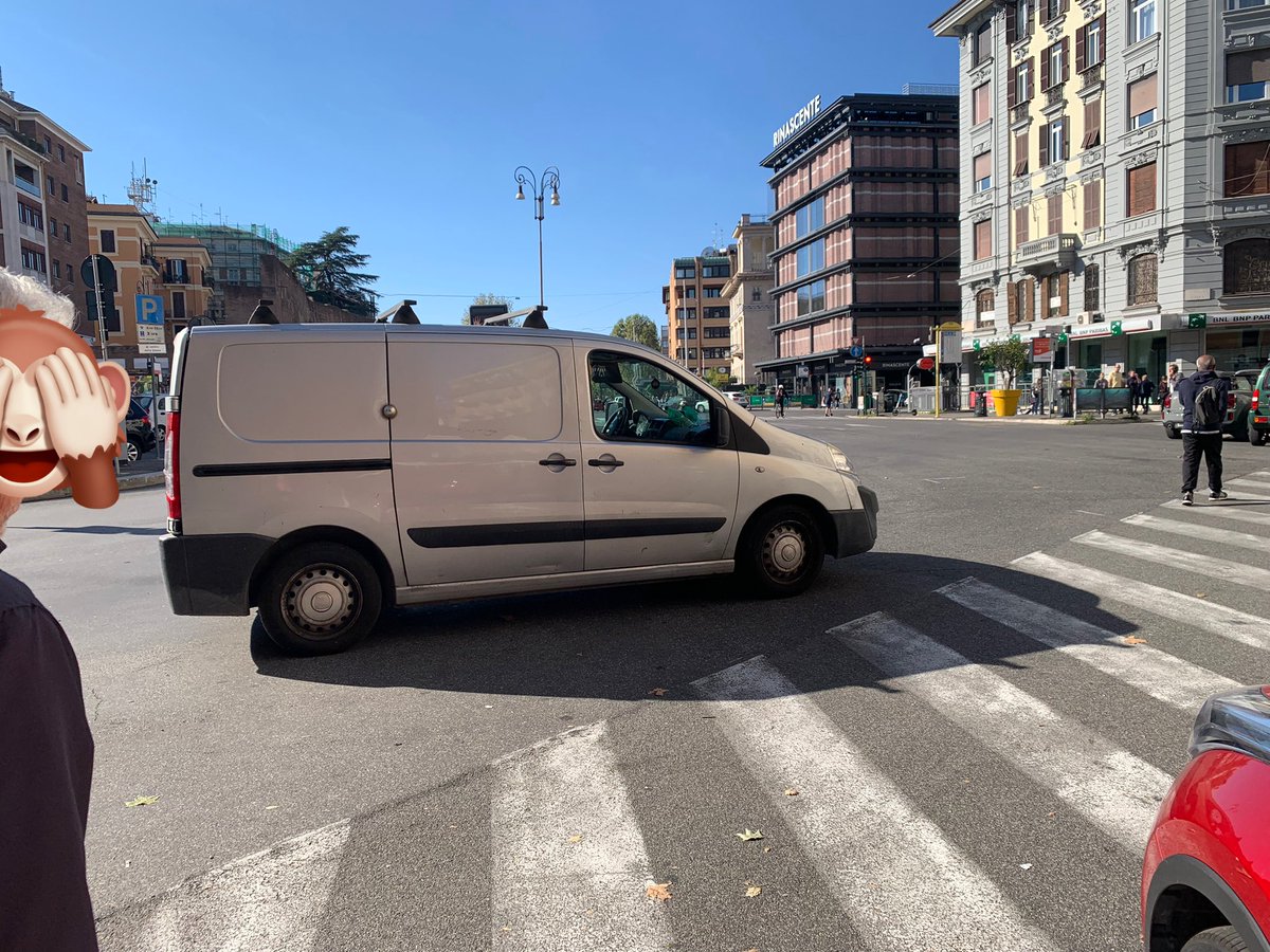 fabio68m's tweet photo. @battaglia_persa @romanoesaurito @PedoneRomano @romafaschifo @RomaGatto quando parcheggi perché #lamaghina … e da #piazzafiume é tutto https://t.co/lbTt8lXHGU