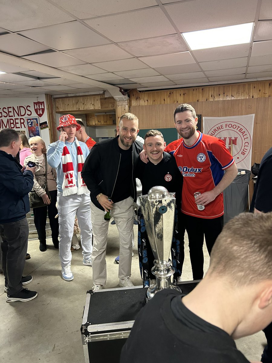 JM0595's tweet photo. Worth every last bit of this hangover. What a season, what a club❤️ @shelsfc https://t.co/SxlHrlbB9I