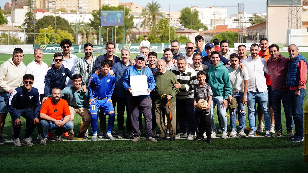 📋 En el descanso del partido de hoy entrenadores y ex entrenadores de la UD Tomares hicieron un homenaje a 𝐌𝐚𝐧𝐮𝐞𝐥 𝐌𝐞𝐬𝐭𝐫𝐚ñ𝐚 como muestra de agradecimiento por todo su trabajo durante estos años. 👴🏼

Gracias Manuel. Todo homenaje que se te haga es poco. 💛💙