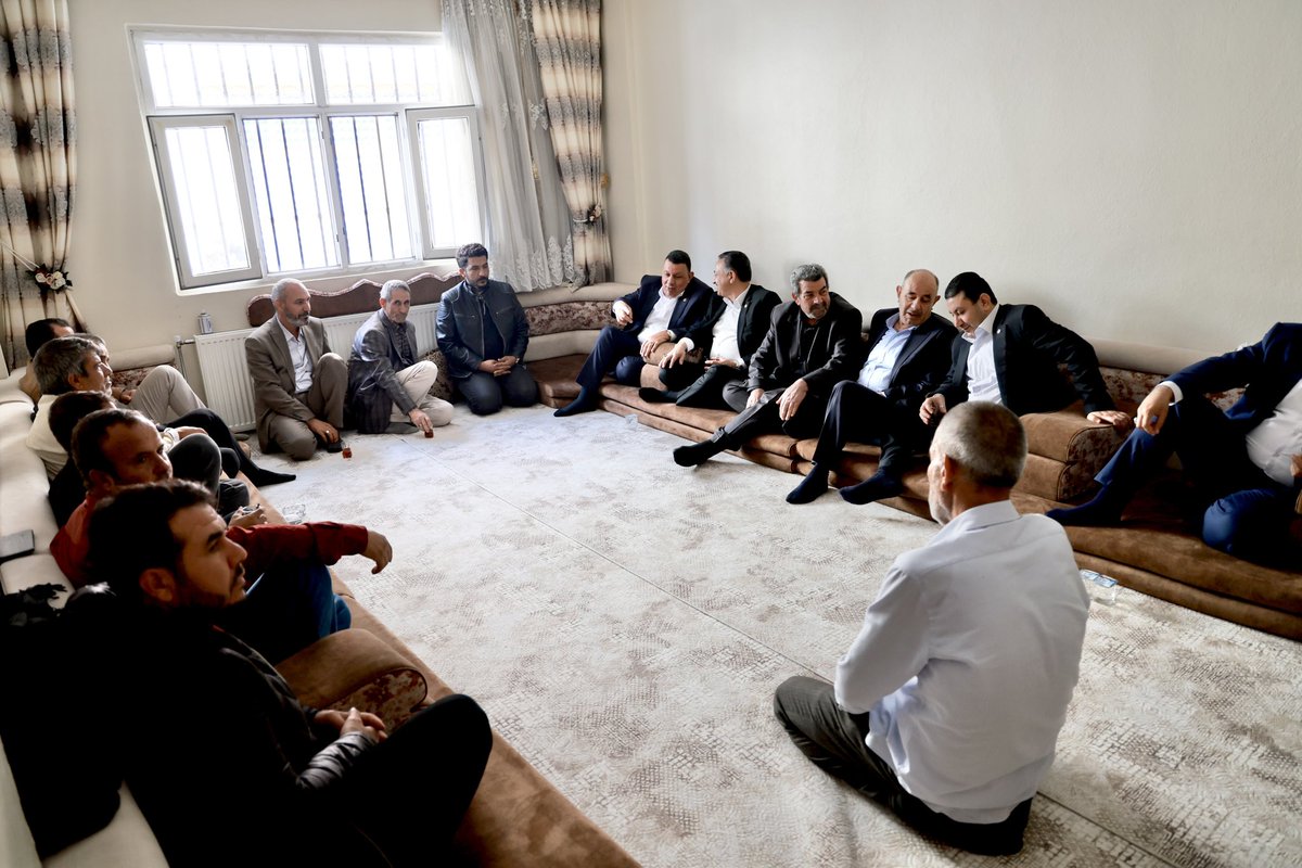 HikmetBasak_63's tweet photo. Akçakale /Atatürk Mahallesi

MHP Şanlıurfa Milletvekilimiz Sayın İbrahim Özyavuz ve Harran Belediye Başkanımız Sayın Mahmut Özyavuz ile birlikte, #Elet ailesine taziye ziyaretinde bulunduk.

Merhuma Cenab-ı Allah’tan rahmet; ailesine baş sağlığı ve sabır diliyorum.

@RTErdogan @Akparti @erkankandemir @bybekirbozdag @milhamigunbegi
@iozyavuz1963
