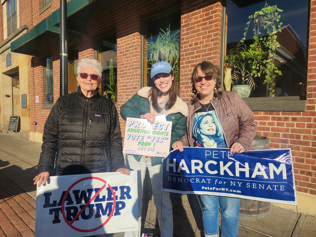 Leon11Rachel's tweet photo. 3 generations: granddaughter, momma, grandmother canvassing together #wewontgoback #vote #roevember @mondairejones @kamalaharris @dana4assembly @pete4ny #prop1 🗽🗳️❤️🌎 https://t.co/jpAbxqiL1V