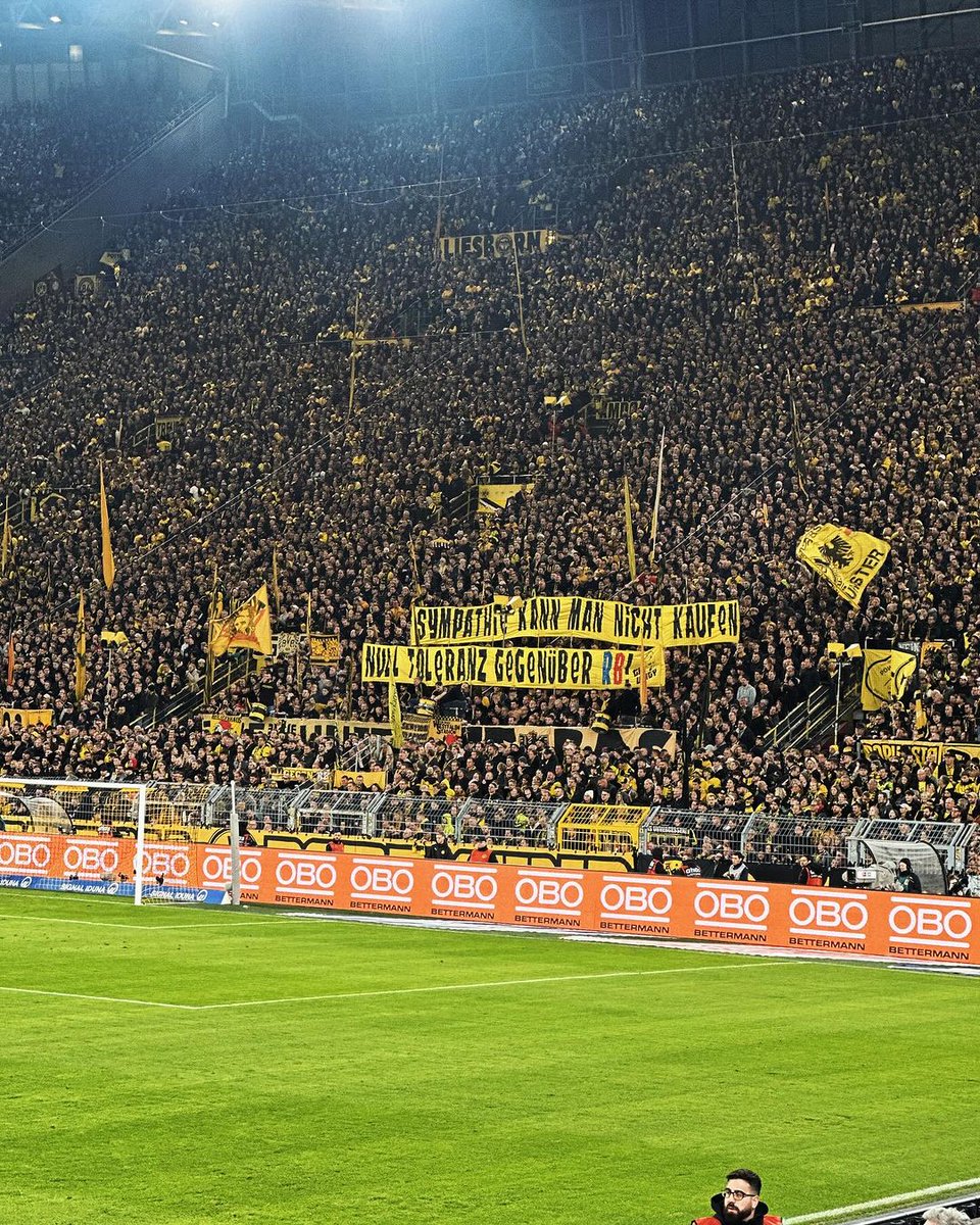 FasziFankurve's tweet photo. Wir haben Fanfotos von bisher 14 Partien des aktuellen Spieltags für euch hochgeladen. Ihr wollt sehen, was in den Fankurven in Deutschland los war? Dann hier lang 👉 https://t.co/YnySRCRByu #SGEBOC #BVBRBL #SVSM60 #BSCKOE #KSVFCH #AUEFCS #FCISGD #H96KSC #BSGHFC https://t.co/H4pJFvotmq