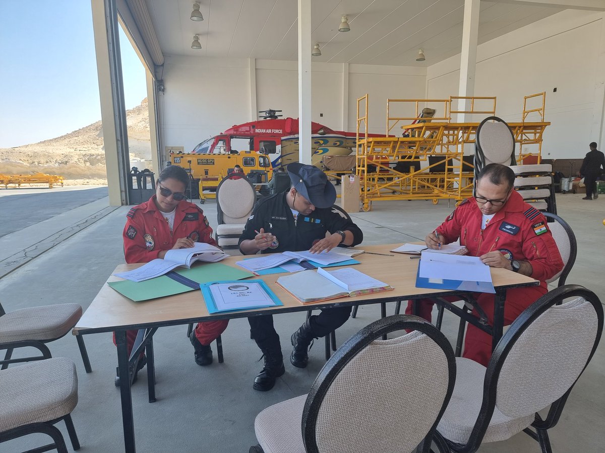 sarang_iaf's tweet image. Touchdown in Bahrain! 🇧🇭🚁We’ve offloaded the helicopters and are gearing up for an epic event. Get ready to witness an unforgettable air show!
#sarang #indianairforce #india #indiainbahrain #airforce #bahrain #manama #bahraininternationalairshow