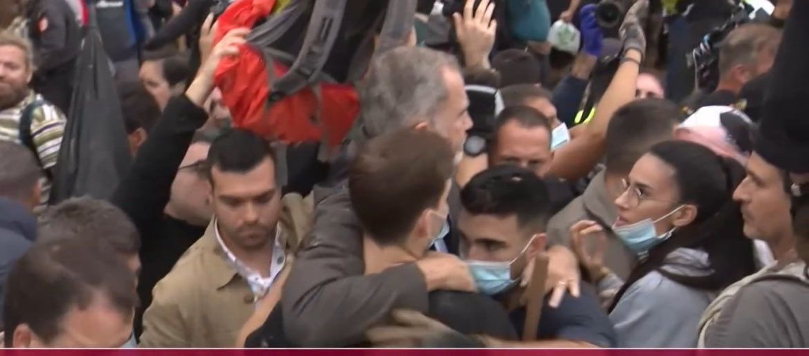Lapelo1's tweet photo. Doy gracias porque España sea una monarquía. Sólo de pensar en un presidente de república salido de la purria política me llevan los demonios. SSMM Los Reyes hubiesen podido ir sin escolta, que no hubiese pasado nada. Otros, no. Gracias, Majestad @CasaReal V.E.R.D.E🇪🇦🇪🇦🇪🇦 https://t.co/ueDBCW1yXe