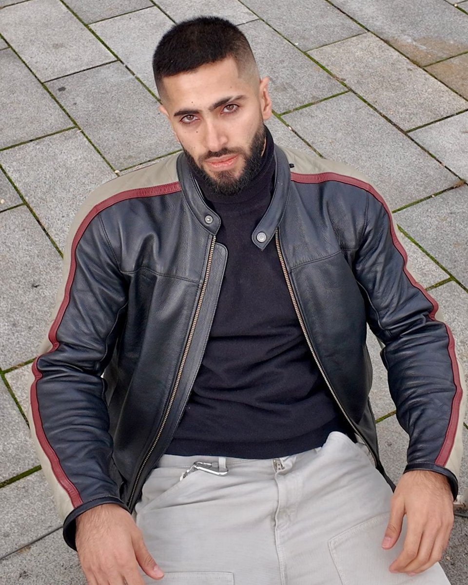 mariolcyrus's tweet photo. Hamudi  #blueleatherjacket #leatherjacket #jacket #bluejacket #fetish #leatherjacketfetish #leather #leathermen #leatherman #instagram #men #clothes #menclothes https://t.co/tYUJYCXeAl