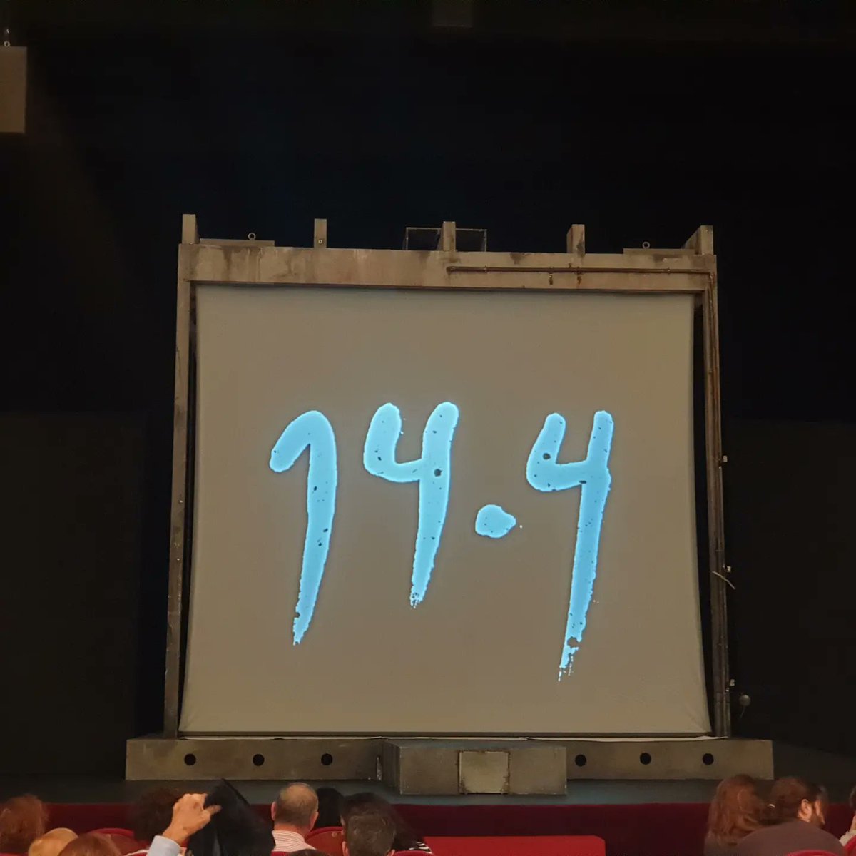 Una historia de superación, de realidad migratoria, de personas que buscan una vida mejor. 
<a href="/younoussi_ahmed/">Ahmed younoussi</a> desnuda su alma ante un público que se vuelve  consciente del drama de huir del país donde naciste y que siente con él sus temores, su peligroso viaje y su exito.