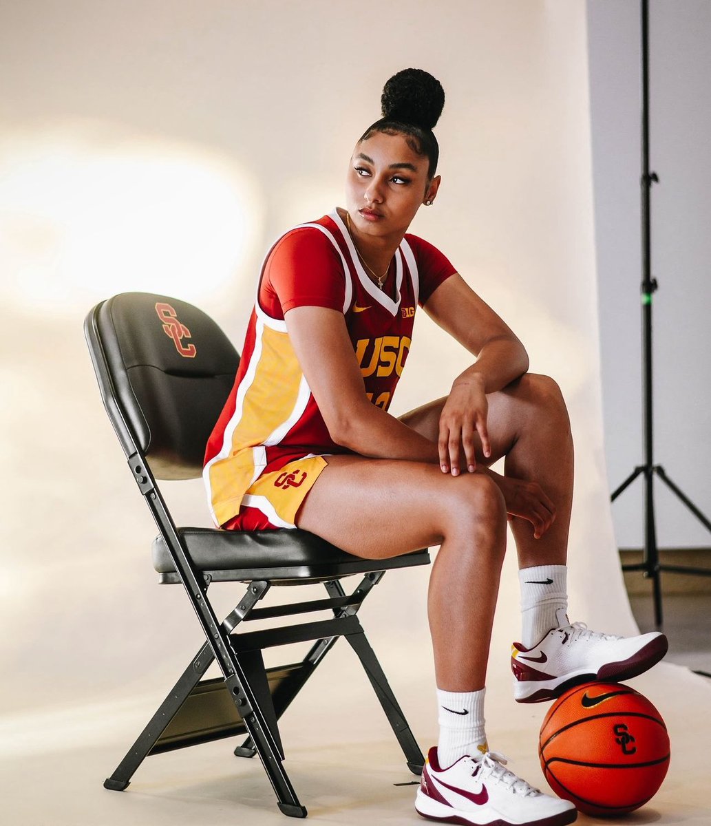 mnspokesman's tweet image. Shimmy Miller is thriving as a @BigTenNetwork college basketball analyst after 24 years of coaching. She brings a unique perspective and predicts a competitive Big Ten season. Keep an eye on Maryland, Indiana, and Wisconsin! 🏀

i.mtrbio.com/jnlzwvqdoh

#BigTenWomen