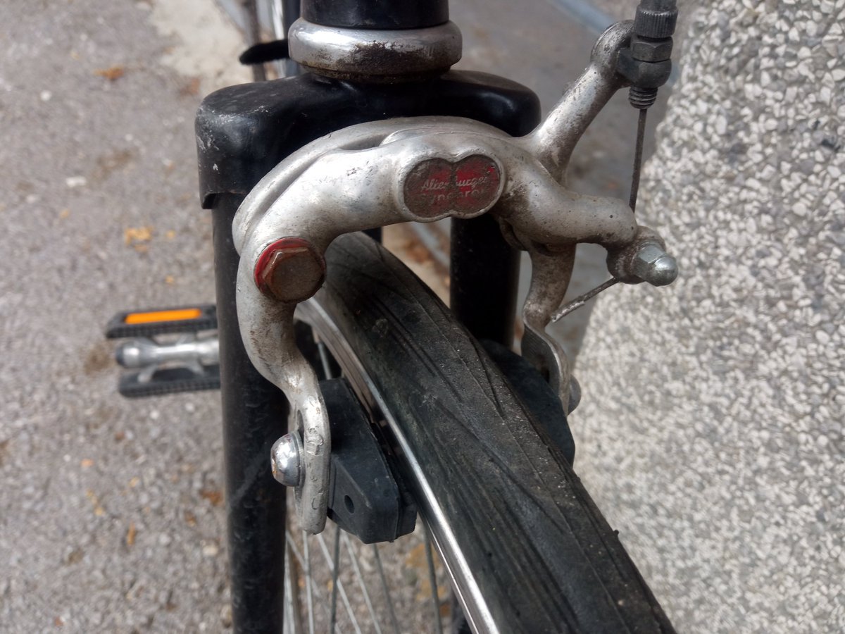 starihalj's tweet photo. Hčerka prodaja Rog Maraton single speed, pred dvema letoma generalno obnovljen, nove bremze, pesta, feltne, gume, pedala, dela k urca.
Priloži #musguard blatnike.
Cena 200. https://t.co/f5ycJrZYfZ