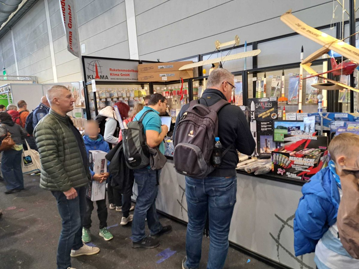 RocketryKlima's tweet photo. 🇩🇪🇦🇹🇨🇭 Letzte Chance: 
Besucht uns in Halle 3 am Stand 3616 auf der #FaszinationModellbau in #Friedrichshafen ! 
Der Firmeninhaber Robert Klima freut sich auf Euren Besuch!  #FaszinationModellbau2024 #Modellbau #Modellraketen 🚀 #Raketenflugzeuge #Raketenautos  #Rauch #Bengalos https://t.co/3BChTinU9R