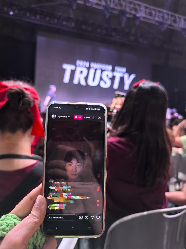 igot7jed's tweet photo. Multitasking 😅 https://t.co/ywNvgnmfRI
