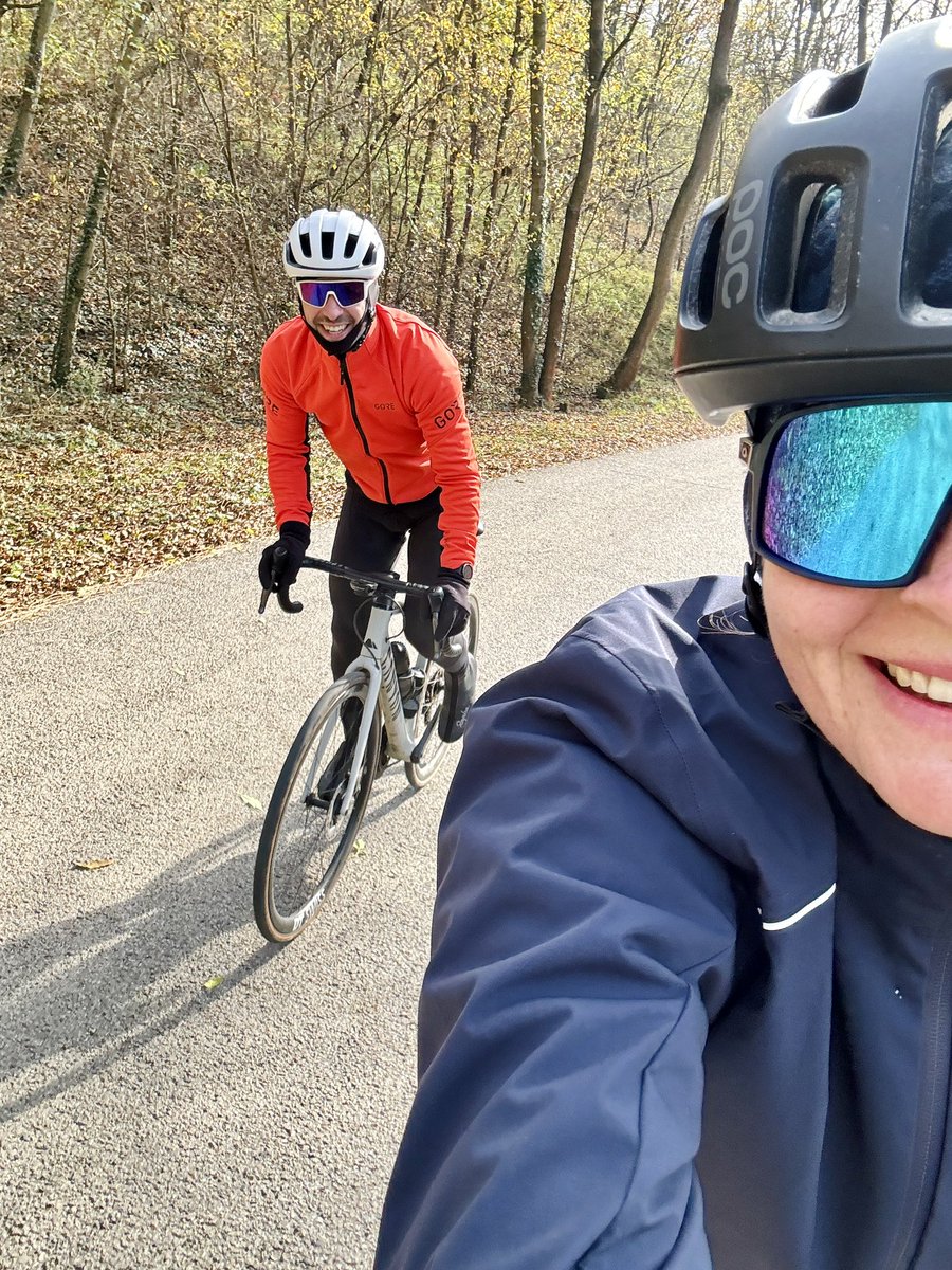 Ve čtvrtek jsem se ještě vozila po kopcích někde ve Španělsku, dneska už zase doma… a teda nasoukat se do toho zimního oblečení je samostatná sportovní disciplína 😬