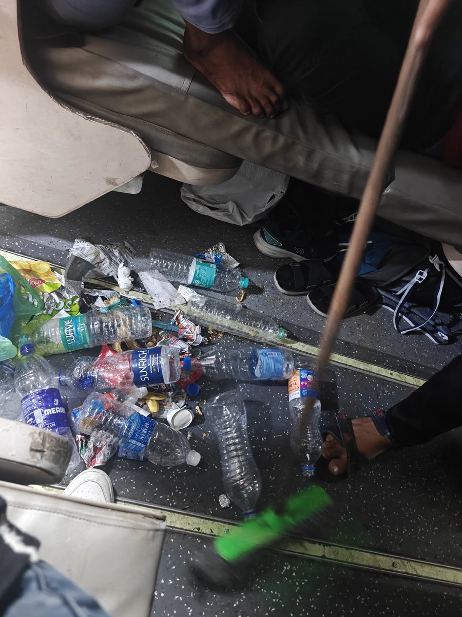 Shailes13418910's tweet photo. @BhopalDivision @RailwaySeva @RailMinIndia @railcomplaint @IRCTCofficial @AshwiniVaishnaw @RavneetBittu @mechbpl Cleaning started and see what's happening @BhopalDivision @mechbpl @RailMinIndia https://t.co/7QBvrRIGlY