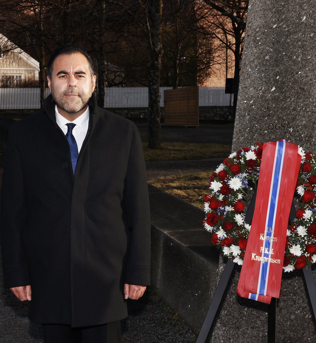 Stortingspresident Masud Gharahkhani deltok i dag på Forsvarets minnedag. – I sorg og i dyp takknemmelighet minnes vi alle dem som ga sine liv for vår fred og frihet. De betalte den største prisen, og vi hedrer deres innsats, sier Gharahkhani. Foto: Forsvaret/Torbjørn Kjosvold