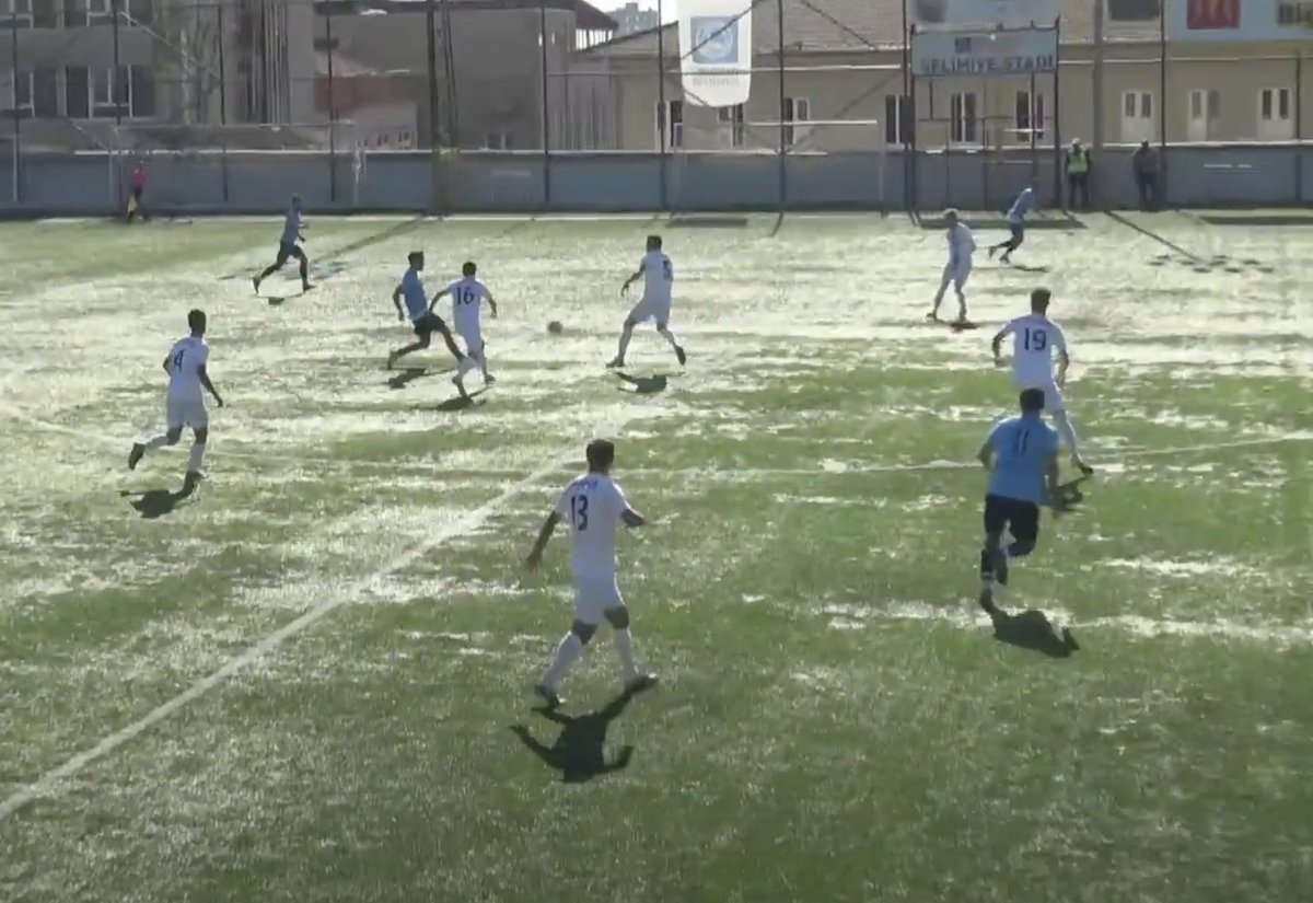 Amatör liglerde inanılmaz hakemler var ya. 2 senedir bizzat şahit oluyorum ve geleceğe dair umutlarım sıfırlandı. Mesela şu pozisyona yardımcı hakem ofsayt kaldırdı. Topun ayaktan 1 metre falan çıktıktan sonraki görüntüsü bir de bu...