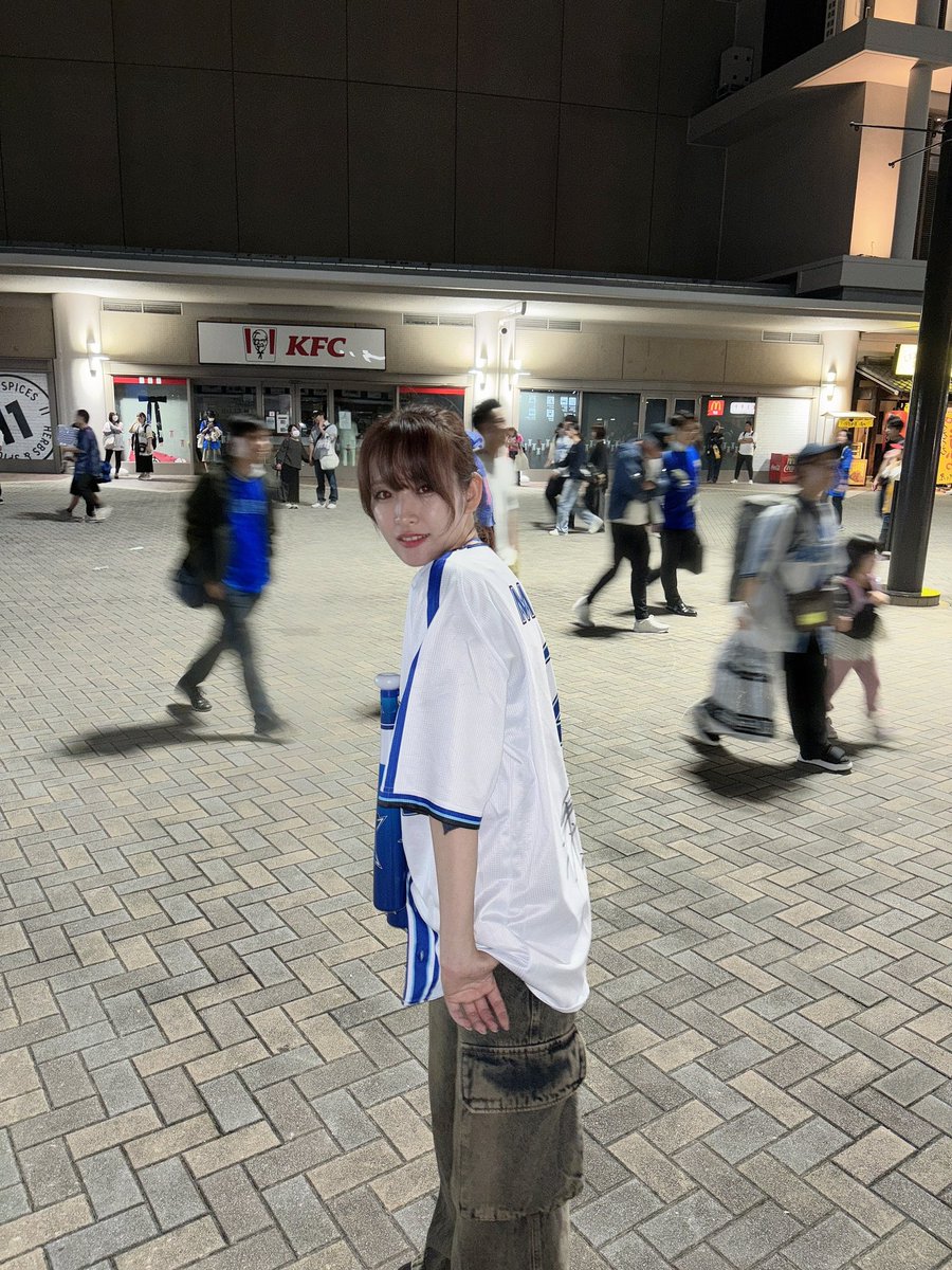 IckwMnm0826's tweet photo. 生まれて初めての日本一😭😭
横浜優勝！！横浜最高！！！

親の影響で応援するようになった横浜ベイスターズ
選手も覚えられないくらい小さかった時
サインくださいって言って
初めてもらったサインが三浦投手
今の三浦監督でした。

生まれて初めてって本当にやばい😭

#横浜優勝 https://t.co/lybaDMWcF4