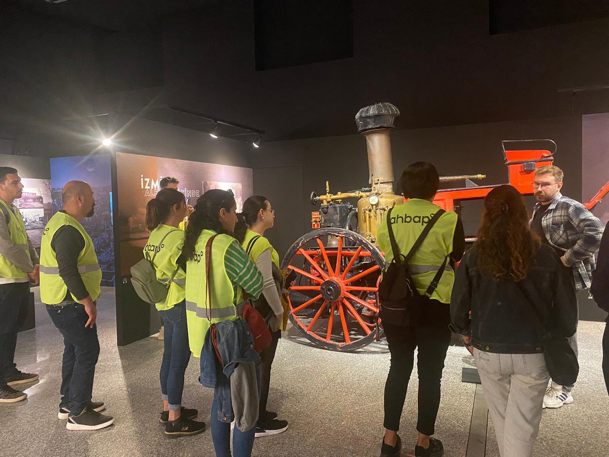 Ahbap İzmir gönüllülerimiz, Milli Mücadele’nin son günlerinde yaşanan İzmir ve Batı Anadolu yangınlarına odaklanan "Yanık Yurt’’ Sergisini ziyaret ettiler. 💚