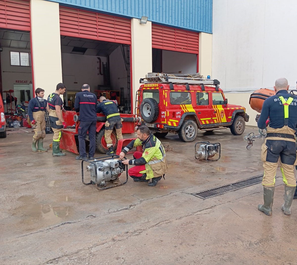 aytolinares's tweet photo. ⚪ BOMBEROS
Bomberos voluntarios de #Linares trabajan desde ayer en tierras valencianas para ayudar ante la catástrofe ocasionada por la DANA.

👏🏻 Desde el Ayuntamiento les mostramos toda nuestra gratitud y reconocimiento a su labor y esfuerzo.

@SPEISLINARES https://t.co/UsTkqmb1GM