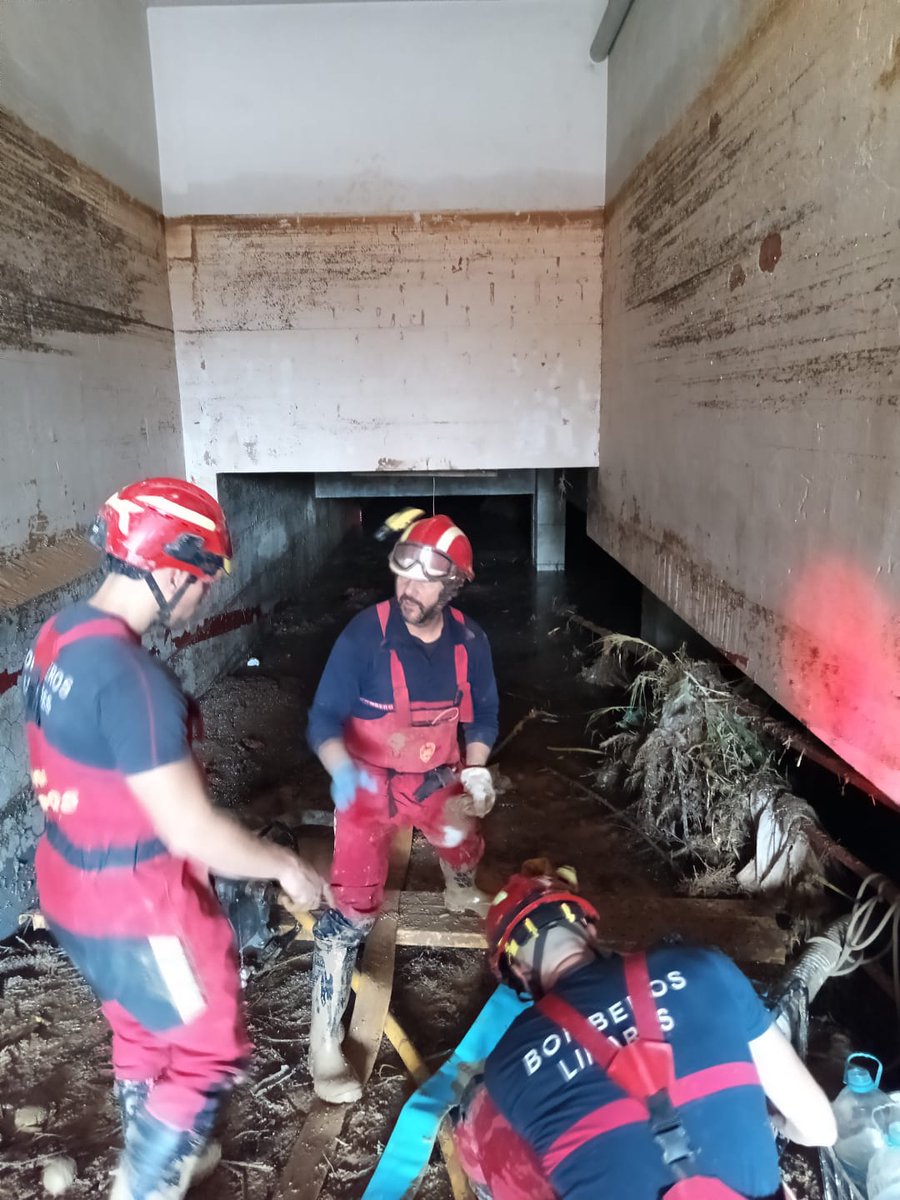 aytolinares's tweet photo. ⚪ BOMBEROS
Bomberos voluntarios de #Linares trabajan desde ayer en tierras valencianas para ayudar ante la catástrofe ocasionada por la DANA.

👏🏻 Desde el Ayuntamiento les mostramos toda nuestra gratitud y reconocimiento a su labor y esfuerzo.

@SPEISLINARES https://t.co/UsTkqmb1GM