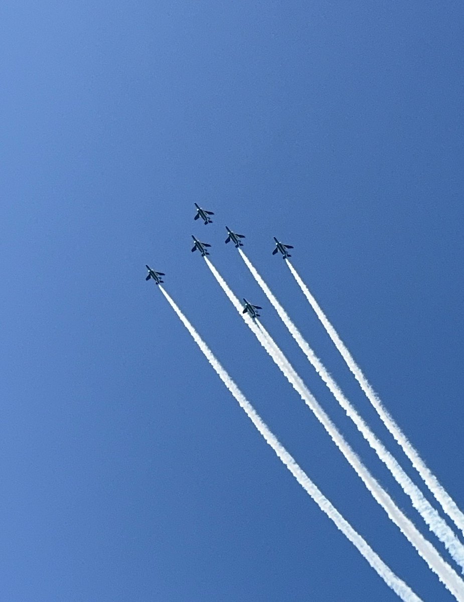 do_ko_'s tweet photo. ブルーインパルス✈️見たくて
入間航空祭へ！
かっこよかった〜😊

#入間航空祭 https://t.co/sklw8sa4YE
