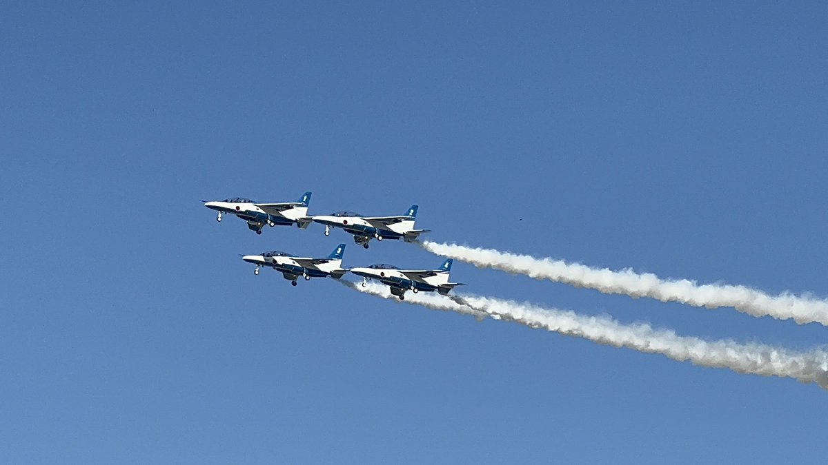 do_ko_'s tweet photo. ブルーインパルス✈️見たくて
入間航空祭へ！
かっこよかった〜😊

#入間航空祭 https://t.co/sklw8sa4YE