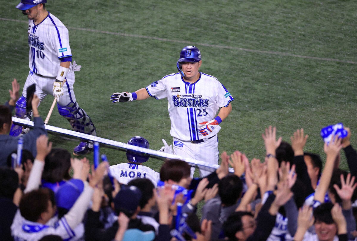 livedoornews's tweet photo. 【快挙】DeNAが26年ぶり日本一！ 3位からの下克上はセ・リーグ初
https://t.co/ch2jNvxuxo

DeNAがソフトバンクから5回までに大量11点を奪って圧勝。桑原は日本シリーズ新記録となる5試合連続打点で、第6戦も3安打3打点の大活躍。筒香は先制＆決勝の一発を含む2安打4打点だった。 https://t.co/YzQn1FaWxU
