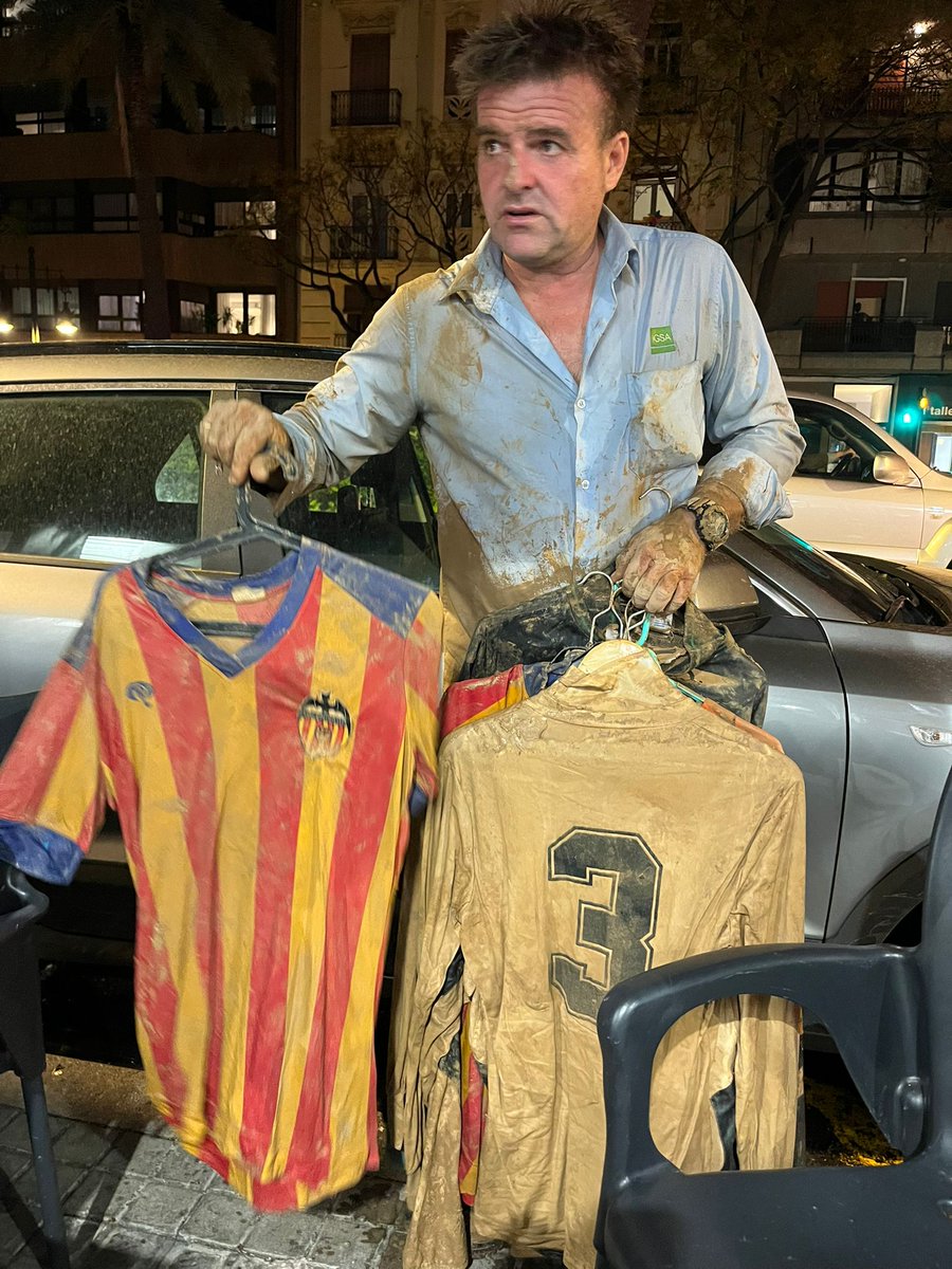 Barras_LATAM's tweet photo. 🇪🇸 Un hincha del Valencia se metió a su casa en una operación kamikaze, solamente para salvar su colección de camisetas

Grande @PonceRoda 💪🏻💪🏻💪🏻 https://t.co/OxKC5WBKTp