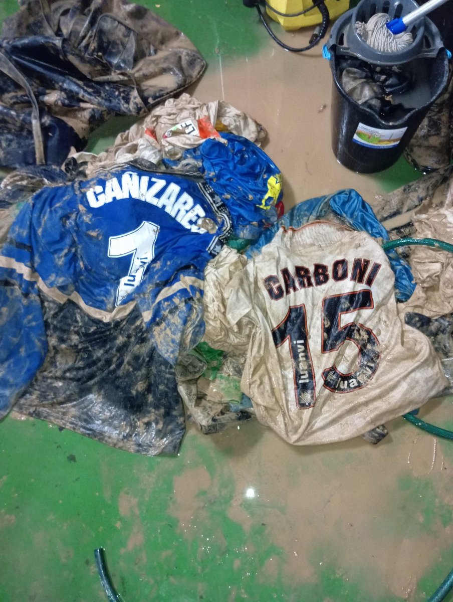 🇪🇸 Un hincha del Valencia se metió a su casa en una operación kamikaze, solamente para salvar su colección de camisetas

Grande @PonceRoda 💪🏻💪🏻💪🏻