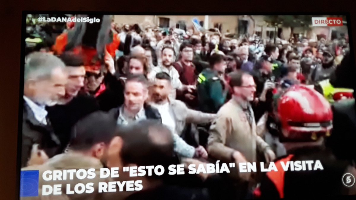 EoghanGilmartin's tweet image. Angry scenes as the Spanish king, prime minister and Valencian regional premier visit the hard hit town of Paiporta. 

People throwing objects and mud at the King. Chants against Sanchez and Mazón while mounted police try to control the crowd. Anti-political sentiments dominating…