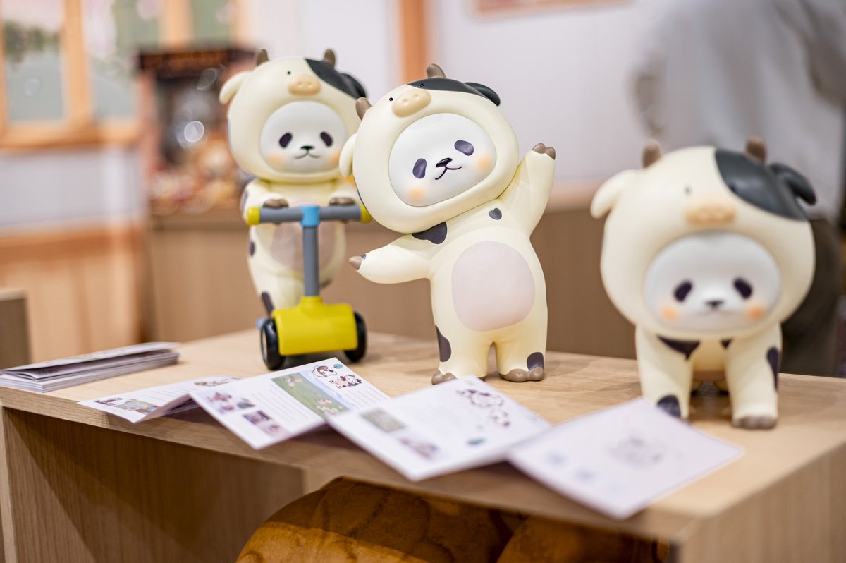 planetbear_jp's tweet photo. 🐻‍❄️🪐11月、PlanetBearの「パンパンとも~ちゃんの物語」イベント第2弾がタイ・バンコクの歴史あるアートスポット百貨店RiverCityにて開催されました！現地のかわいい熊友たち、メディアやインフルエンサーにも大変ご好評いただきました。

会場では、「牧場を掃除しましょう」「パンパンがも~ちゃん達に追いかける」などのミニゲームが用意されており、RiverCityの至るところに隠れたパンパンとも~のかわいい大きいフィギュアを見つけるのも楽しみのひとつです。

プラネットベア日本も本部のバンコクイベントの成功を祝福するとともに、2025年1月に東京渋谷スクランブルスクエアで開催されるポップアップイベントを心待ちにしています。ぜひ皆様お越しくださいね！

#planetbear #プラネットベア #パンパンともちゃんの物語 #イベント #イベント情報