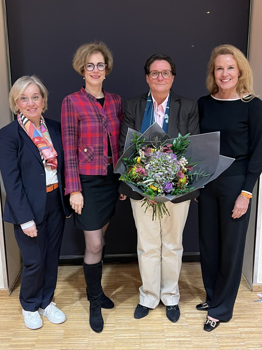 Es reicht nicht, nur über Frauenförderung zu reden - wir müssen Strukturen schaffen, die Frauen die politische Teilnahme erleichtern. 
Daher freue ich mich über die Wahl und die Aufgabe als Stellvertretende Vorsitzende der #CDU FrauenUnion Köln. 

#frauenindiepolitik