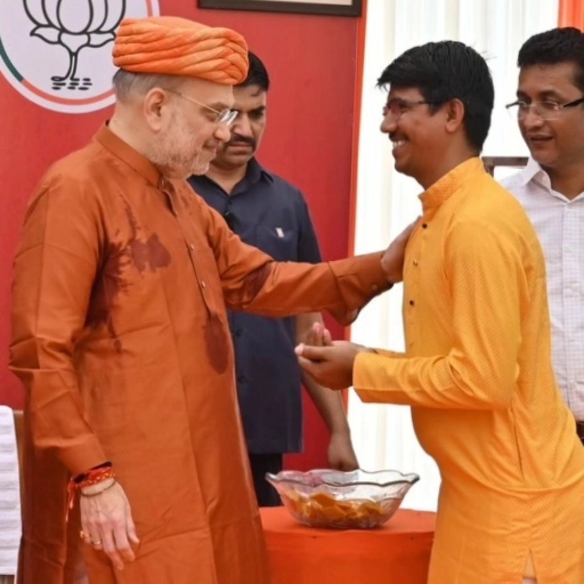 RathodPremsinh's tweet photo. નૂતન વર્ષના પ્રારંભે ગાંધીનગર લોકસભાના પ્રજાવત્સલ સાંસદ, કેન્દ્રીય ગૃહ અને સહકારિતા મંત્રી આદરણીય શ્રી અમિતભાઇ શાહ સાહેબ સાથે મુલાકાત કરીને તેમને અને પરિવારજનોને નવા વર્ષની હાર્દિક શુભકામનાઓ પાઠવી.

@AmitShah https://t.co/c4g4q9ufd6