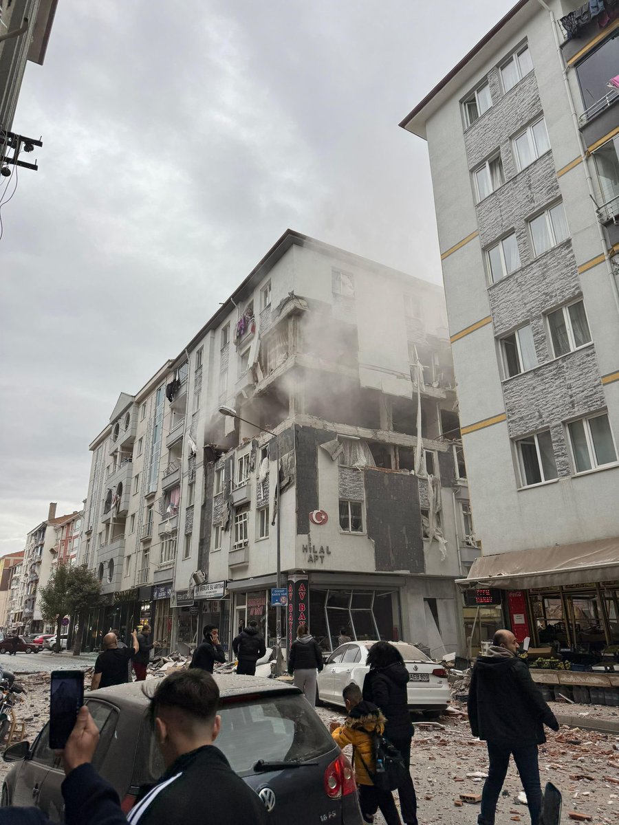 GenclikCorum's tweet photo. GEÇMİŞ OLSUN ÇORUM

Yazıçarşı’da bir binada meydana gelen patlama haberini büyük bir üzüntüyle öğrendik.
Hayatını kaybeden vatandaşlarımıza Allah’tan rahmet yakınlarına başsağlığı, yaralı vatandaşlarımıza acil şifalar diliyor, geçmiş olsun dileklerimizi iletiyoruz. https://t.co/70lJUgChwh