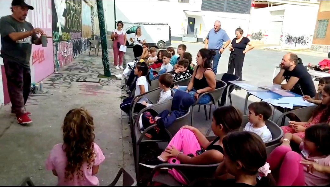 NicoSguiglia's tweet photo. Taller de Graffiti y Arte Urbano para niños y niñas en @lanavemalaga, de la mano del gran @Muchacalle_Apa.

Que se multipliquen en nuestros barrios centros sociales y talleres de cultura y creación abiertos a la infancia y la juventud.

Con la cultura popular, #LaNaveVa. https://t.co/Xfjl0hZLJO