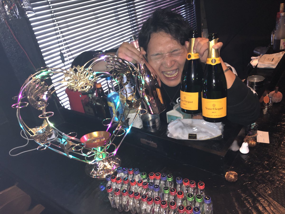 bar_Rain_'s tweet photo. 昨日はみつるバースデーにたくさんのお客様がかけつけてくださり本当にありがとうございました！！

本日もオープンしておりますよろしくお願いいたします🌼 https://t.co/KOF58KZMLv