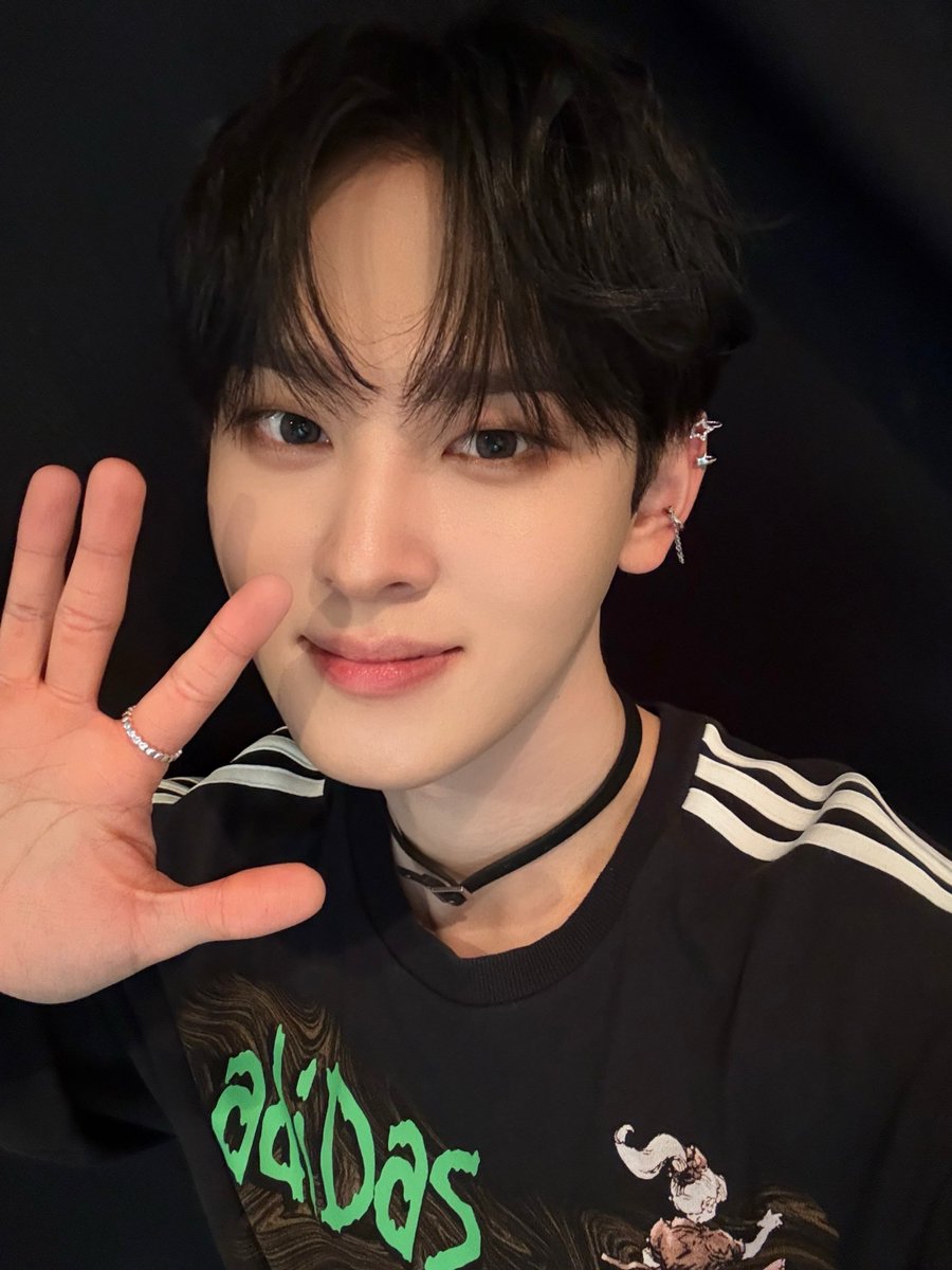 [#현식]

일본 마지막 공연까지 완료✌🏻🥹✌🏻
나 내일 한국 간다!!! 😬

#XODIAC #소디엑 #HYUNSIK #현식