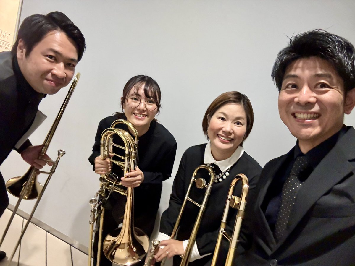 wadamitsu's tweet photo. 初日終了。
トロンボーンセクション良い感じです。
黒木さんの曲も森田さんのアレンジも素晴らしい。「さかさまの雨」のエンディングで自由にやらせてもらったところは特に楽しかった。明日も頑張る!
#trombonesection #bigband #trombone
11/3(日)4(祝月)MANAMI MORITA BIG BAND@丸の内Cotton club https://t.co/oYhNuWiDlD