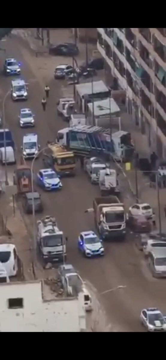 Siento una profunda vergüenza por los políticos y dirigentes que tenemos en España. Una comitiva como ésta mientras quedan centenares de cadávares por recoger y miles de personas sin nada es quizás el peor de los muchos errores que vemos estos días en quien nos gestiona.